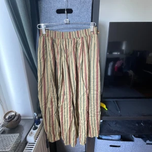 Haremsbyxor hippie - Kjolen har resår i midjan och är tillverkad i ett tunt, lätt material som passar perfekt till varmare dagar. Den har en avslappnad passform och är riktigt skön att bära.