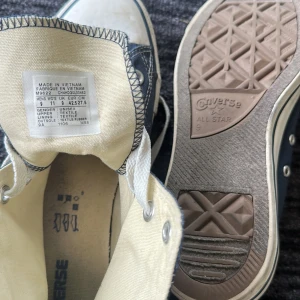 Blå Converse All Star sneakers - M9622, Klassiska blå Converse All Star high-top sneakers med vit tå och vita snören. Skorna har rund tå, platt sula och tydliga vita sömmar. Perfekta för en avslappnad och stilren look.