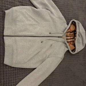 Grå hoodie från Burberry Storlek-S - Jag söker någon som vill bytta något mot denna kofta eller köpa.