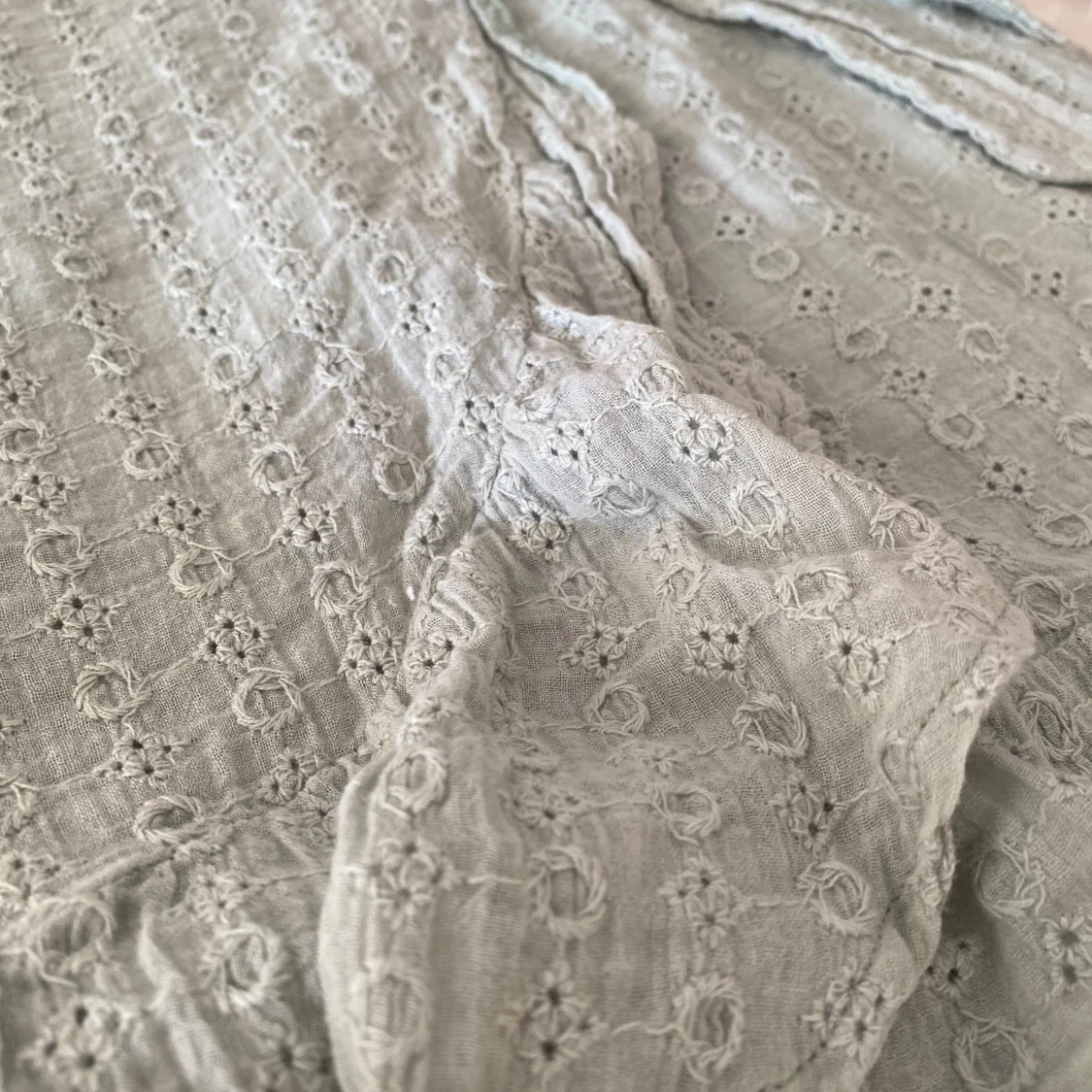 Ljusgrön omlottkjol med broderade detaljer från Simplee🤞🏼💞🤍 - 1