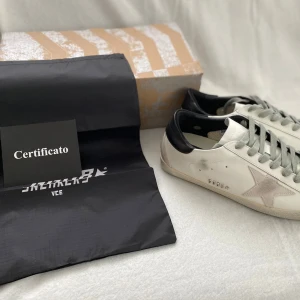 Golden Goose sneakers - Hej säljer dessa helt nya oanvända ,Trendiga oh snygga Golden Goose. Som är redo att lyfta varje outfit. Den perfekta mixen av streetstyle och lyx  passar till allt , perfekta till både vardag och utekväll.  funkar alltid.