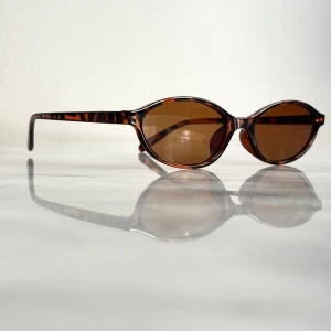 Bruna ovala solglasögon med leopardmönster - Helt nya solglasögon med retro stil 🕶️ Perfekta till sommaren och passar till alla outfits 🌸☀️