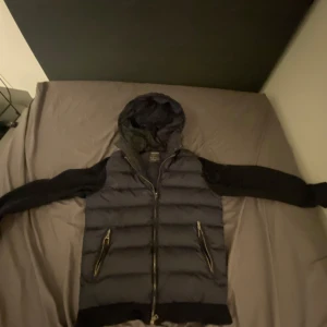 Wool rich cardigans  - Säljer nu min wool rich cardigan som är i ett fint skick. Skavanken ser ni i på sista bilen annars är det inget fel 