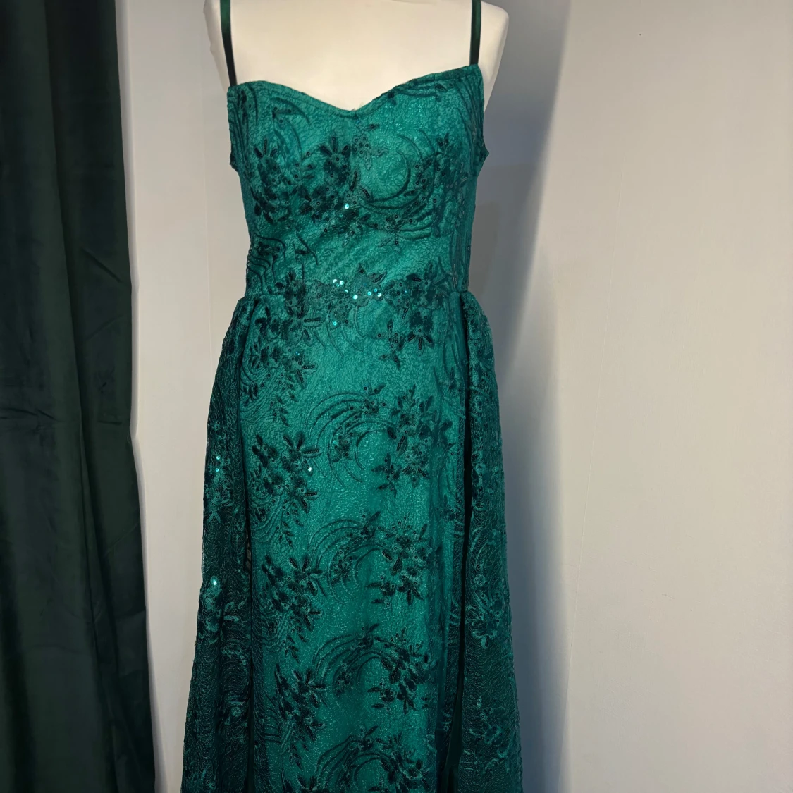 Grön långklänning med blommigt mönster och paljetter