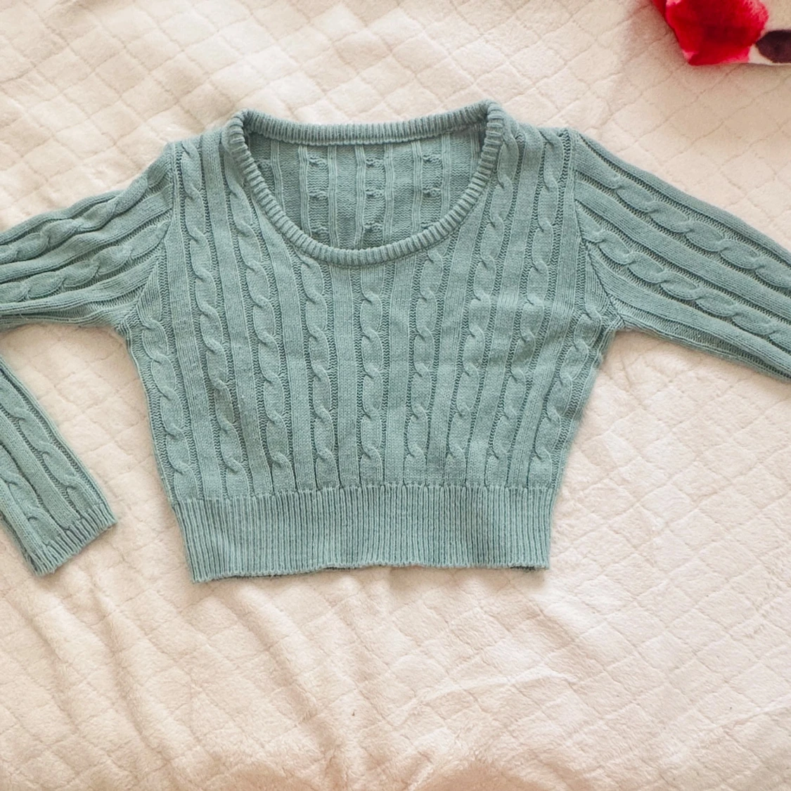 Kort stickad tröja i mintgrönt – som ny