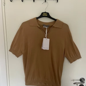 Oanvänd piké från Daniele Fiesoli - Helt oanvänd och ny polo halv zip ifrån daniele fiesoli. Nypris 1600kr köpt på NK och är i storlek medium. 
