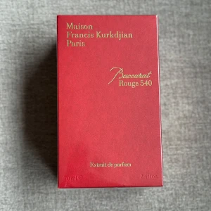 Baccarat Rouge 540 Extrait de Parfum 70ml - Lyxig parfym från Maison Francis Kurkdjian, Baccarat Rouge 540 Extrait de Parfum. Kommer i en elegant röd kartong med gulddetaljer och arkitekturinspirerat mönster. Innehåller 70 ml och är tillverkad i Frankrike.