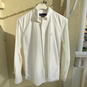 Vit skjorta från Ralph Lauren - Snygg vit skjorta från Ralph Lauren | Storlek S, custom fit | bara använd ett fåtal gånger, inga defekter | perfekt för sommaren | Skriv för fler bilder/frågor👍