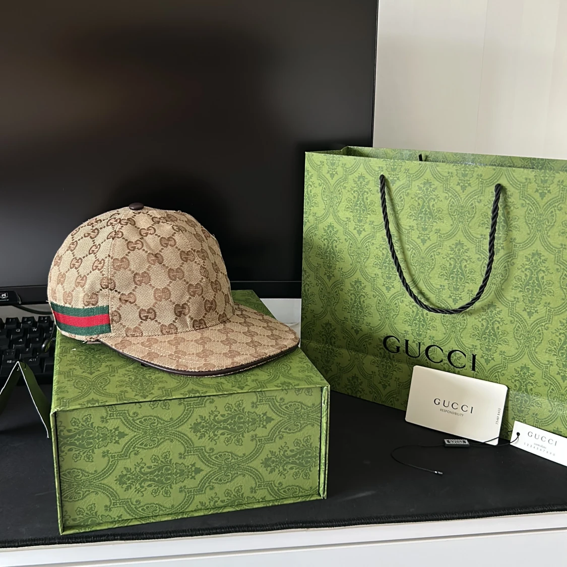 Gucci keps med GG-mönster och grön-röd rand - 3