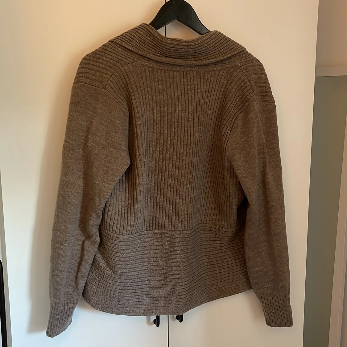 Beige stickad kofta från H&M - 1