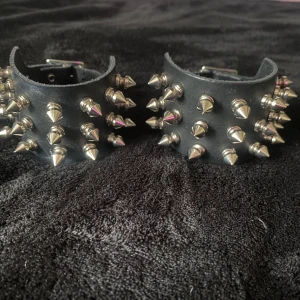 Nitarmband - Två stycken coola justerbara nitarmband. Köptes för flera år sedan men har bara kommit till användning några gånger så de är i fint skick. Köpte båda för 260 totalt