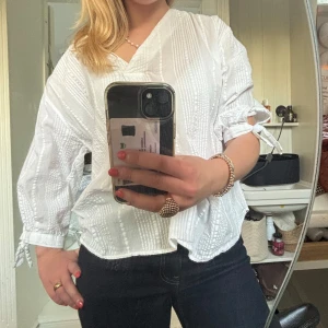 Vit blus - Jättefin och somrig vit blus, aldrig använd så i bra skick, passar xs-m