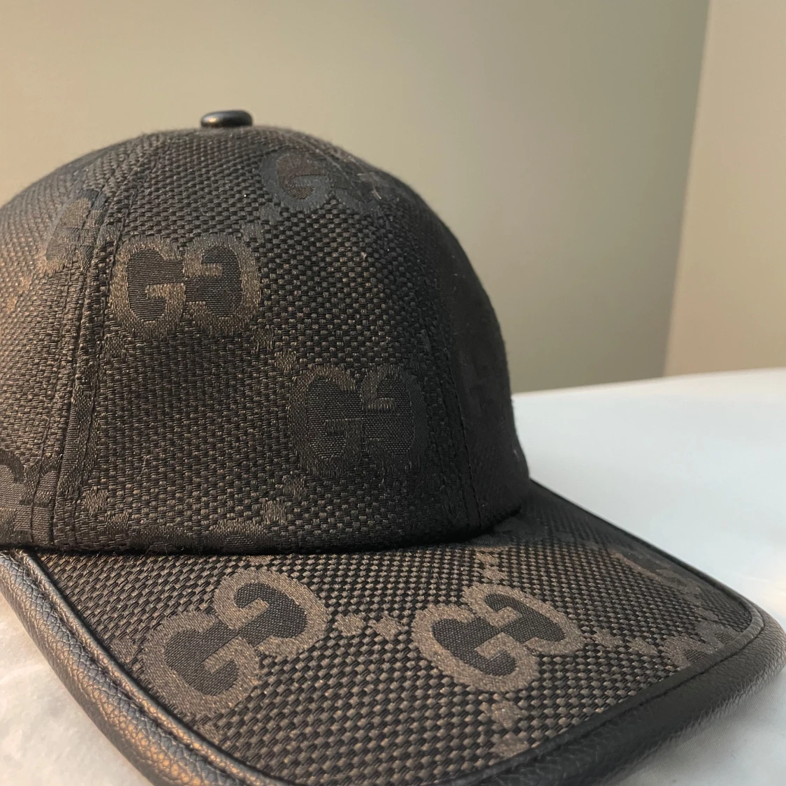 Svart keps från gg med GG-mönster - 1