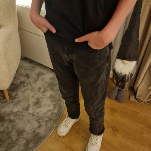 Svarta loose fit jeans från Jack & Jones - Säljer ett par svarta jeans från Jack & Jones i modellen Loose/Chris. Jeansen har en loose passform, klassisk femficksdesign och stängs med dragkedja och knapp. Perfekta för en avslappnad stil. Nypris 699kr.