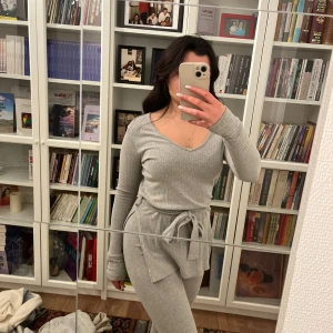 Lounge set  - Super mysigt lounge set från missguided, formar kroppen perfekt. 