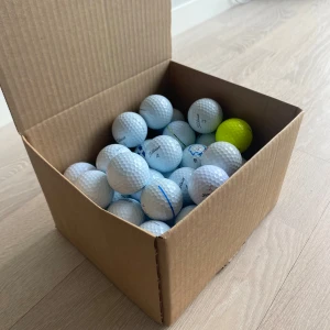 46 stycken Titleist PRO V1  - Hej! Säljer 46 stycken fina Titleist PRO v1 bollar för ett mycket bra pris. Förvänta dig bra prestanda när du spelar med dessa bollar!