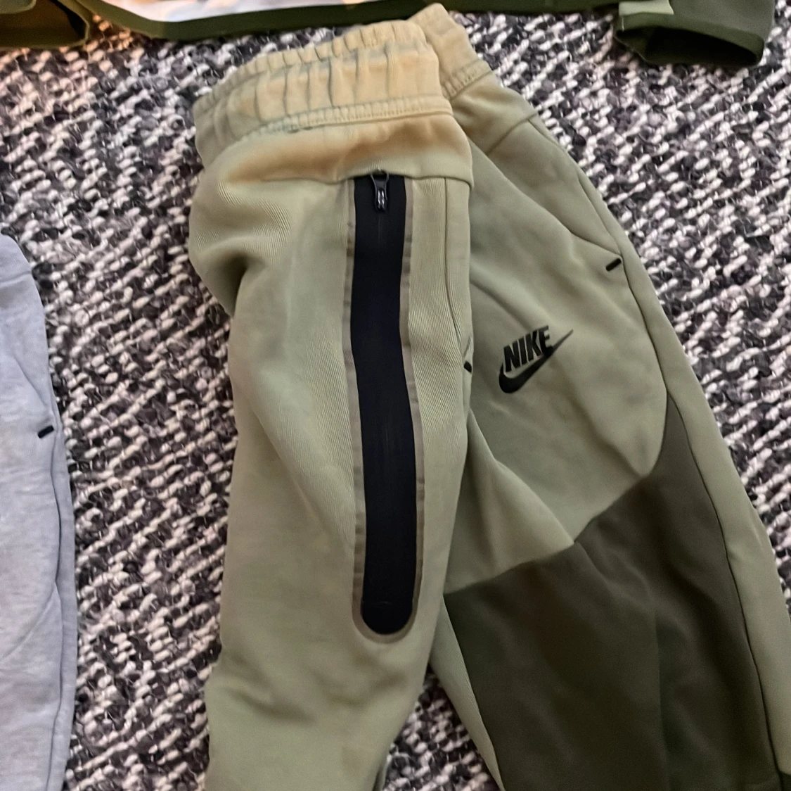 Säljer 2 Nike techs - 4