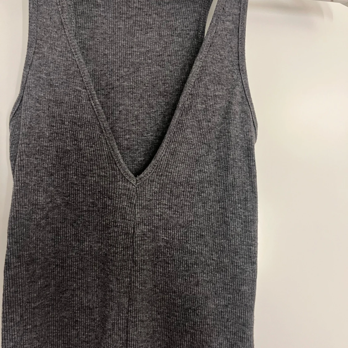 Mörkgrå ribbad långklänning med v-ringning - 2