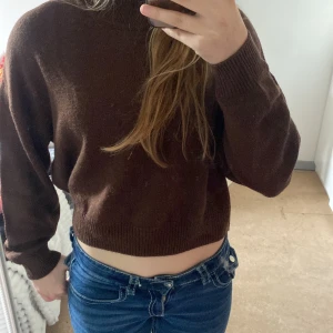 4 olika tröjor  - Säljer 4 olika tröjor för 50kr. Alla är jätte finna och bra skick. SMS och säg vilket du vill ha eller om du vil ha fler. 