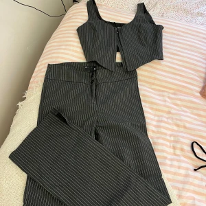 Kostym set - Storlek: 38 Märke: Asos Skick: Använda två gånger, bra skick Vid köp av mer än en grej får du paketpris eller köp 3 betala för 2 💖🤝🏽