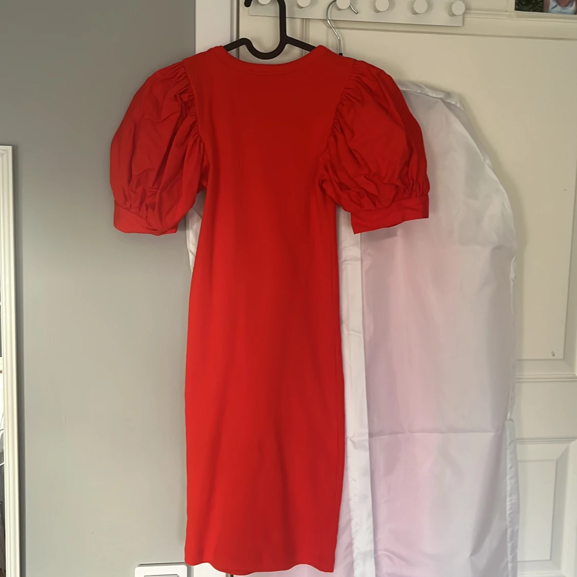 Röd klänning med puffärm från Zara - 1