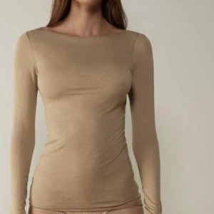 Beige intimissimi tröja - Nästan helt oanvänd beige tröja från intimissimi, i storlek S! Nypris 450❣️