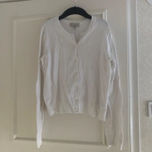 Vit kofta - Jättefin vit kofta från H&M. Använd endast en gång så inga defekter!💞