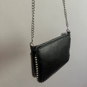 Svart väska - Säljer en svart axelväska!