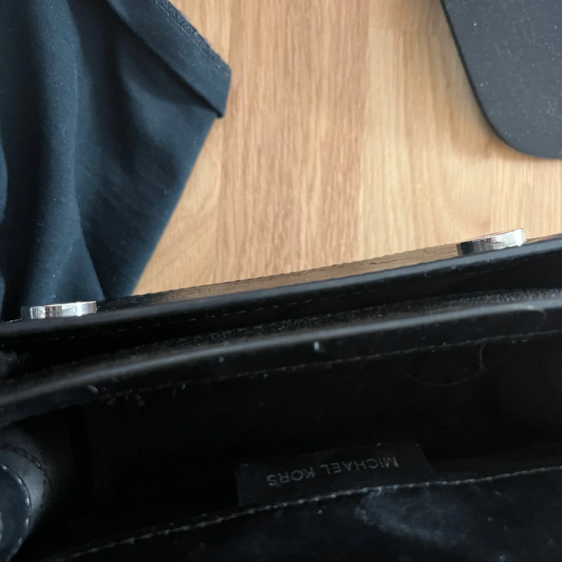 Svart axelväska från Michael Kors med kedjerem - 3