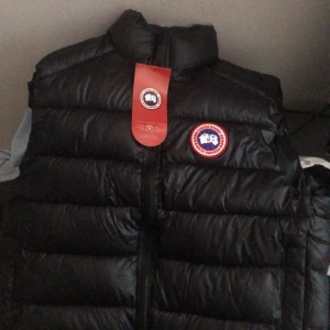 Canada goose väst - Väldigt fin Canada goose väst i storlek XL. Topp skick. Priset är inte hugget i sten. Det kan diskuteras.