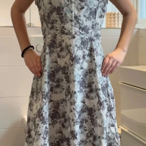 Fin klänning från Tiger❤️ - SÄG TILL OM NI VILL HA FLER BILDER!!Säljer denna fina klänningen från tiger pga att den inte används! Köpte den för 1500 (tiger är ett ganska dyrt märke) men säljer för 900-1000!!Använt 1 gång❤️