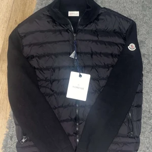 Moncler cardigan. - Tjena säljer en fet moncler cardigan som är i helt nytt skick och har inga skador