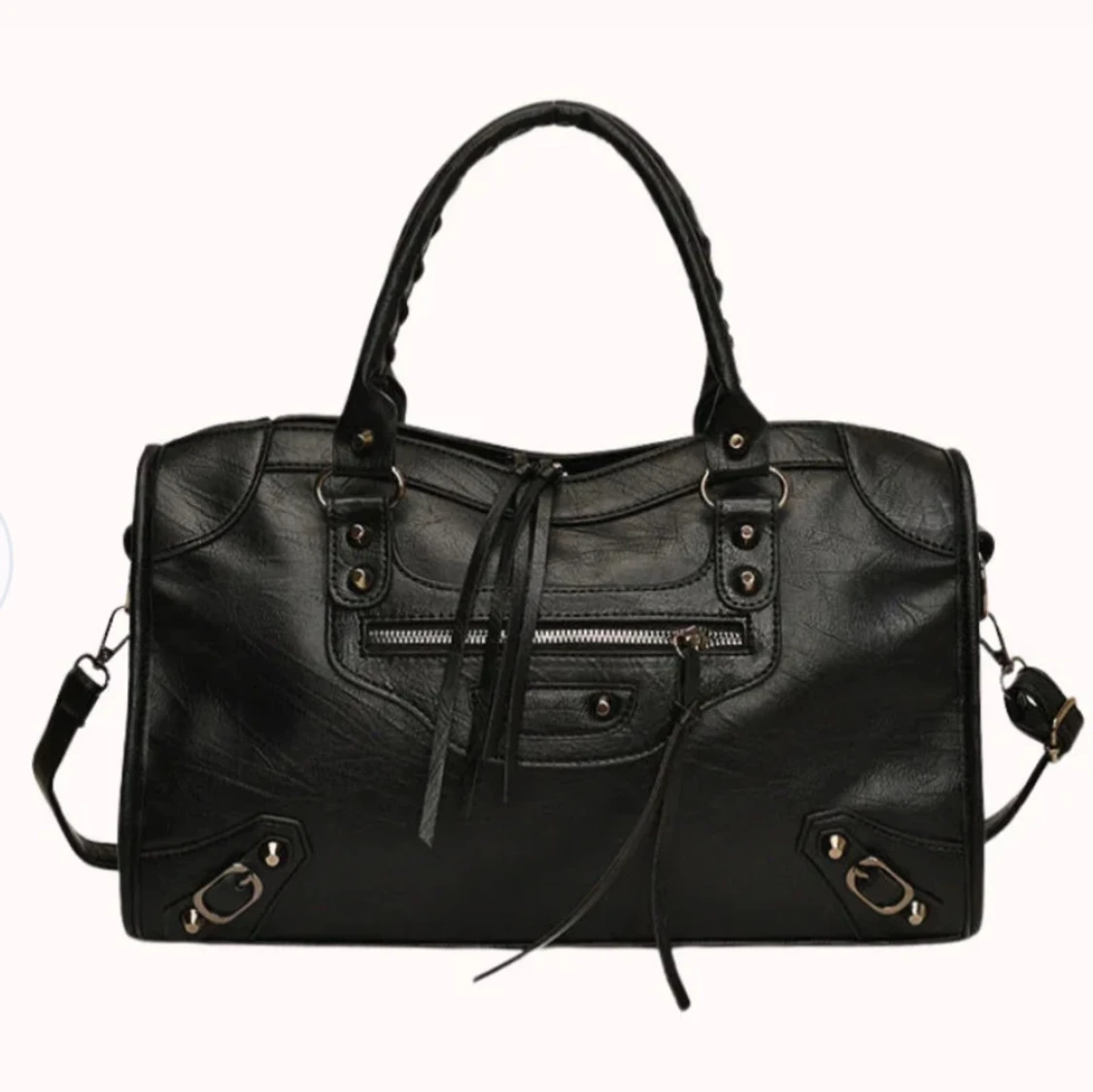 Svart handväska med dragkedja och detaljer