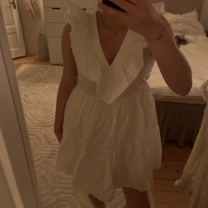 Vit klänning - Säljer min fina klänning 