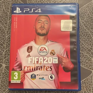 MX vs ATV Supercross Encore till PS4 - Säljer spelet MX vs ATV Supercross Encore till PlayStation 4. Omslaget har en blå ram och visar två motocrossförare i action med lera som sprutar. Perfekt för dig som gillar fartfyllda racingspel och motorcyklar.