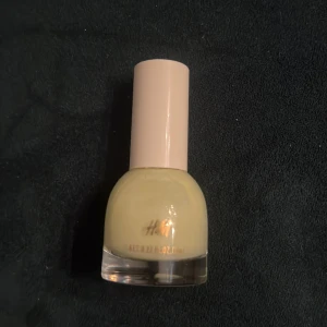 Nagellack  - Nagellack som är i ljusgul/ljusgrön ton från hm med 2/3 kvar. Rabatt vid köp av flera nagellack samtidigt 
