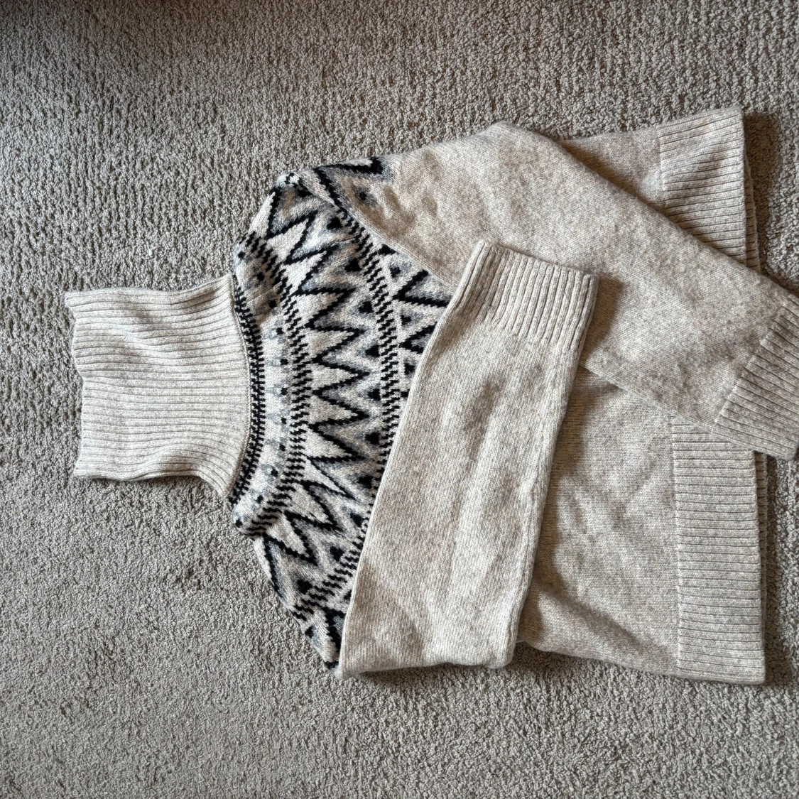 Beige stickad polotröja med mönster