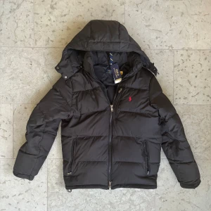 Ralph Lauren jacka - Riktigt fet ralph lauren jacka || Helt ny men lapparna har jag tagit bort så dom följer inte med i köpet || Skriv om ni har några frågor eller vill ha fler bilder || Köpt på Nk i Stockholm för 3699kr 
