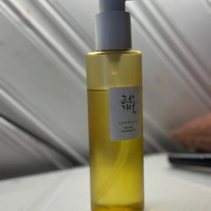 Ginseng Cleansing Oil - En rengöringsolja med ginsengextrakt från Beauty of Joseon. Kommer i en genomskinlig plastflaska med pump och guldfärgad olja. Perfekt för att ta bort smink och rengöra huden på djupet.