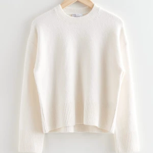 Other stories vit stickad tröja - Säljer en vit stickad tröja från &other stories. Den har en rund hals och ribbade muddar vid ärmslut och nederkant. Perfekt för lager-på-lager och passar till det mesta i garderoben. Har använt fåtal gånger💘