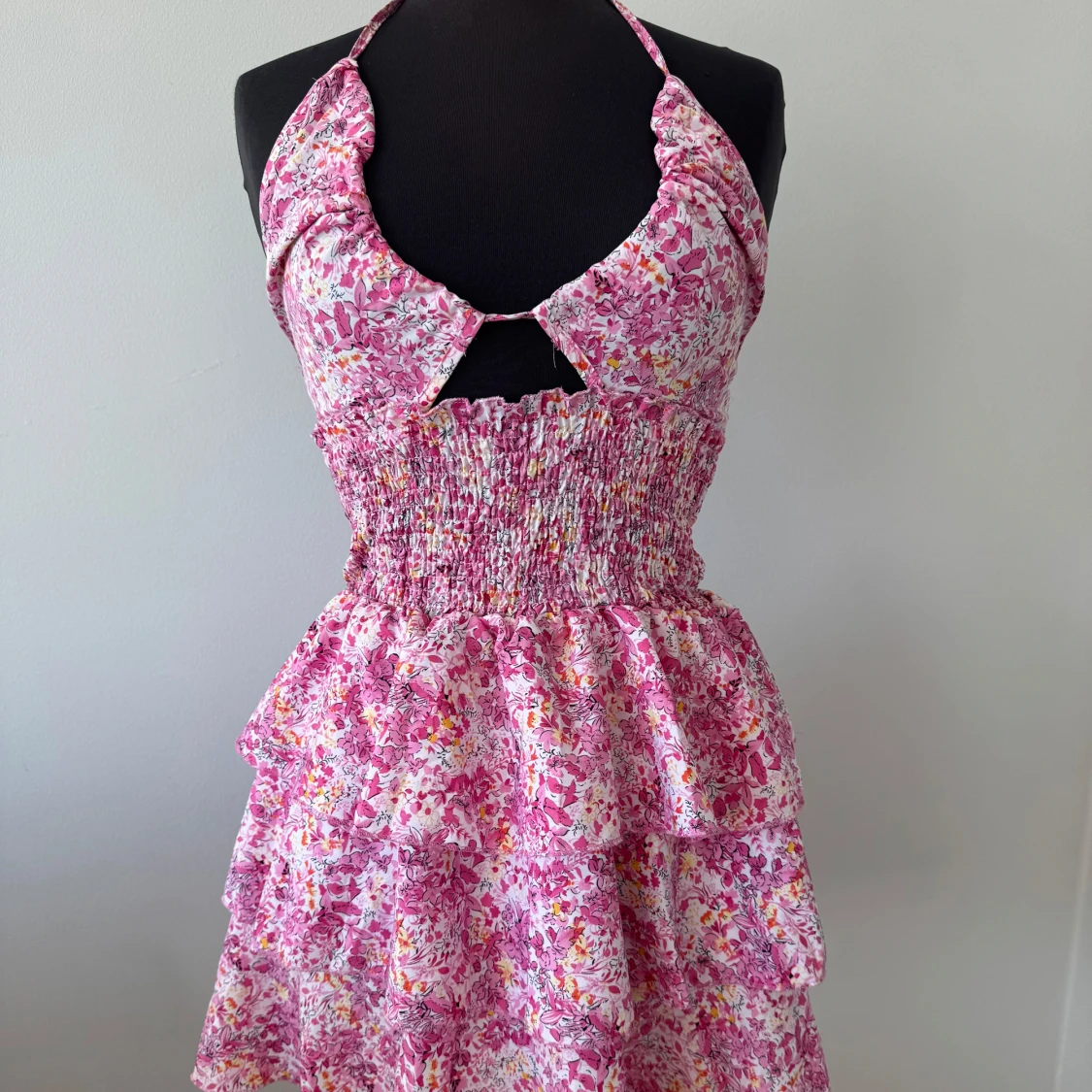 Rosa blommig volangklänning - 3