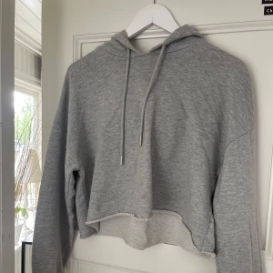 Grå mjukisbyxor med vida ben - Superbekväma grå mjukisbyxor med resår och dragsko i midjan. Tillsammans med en matchande hoodie. Båda i storlek M