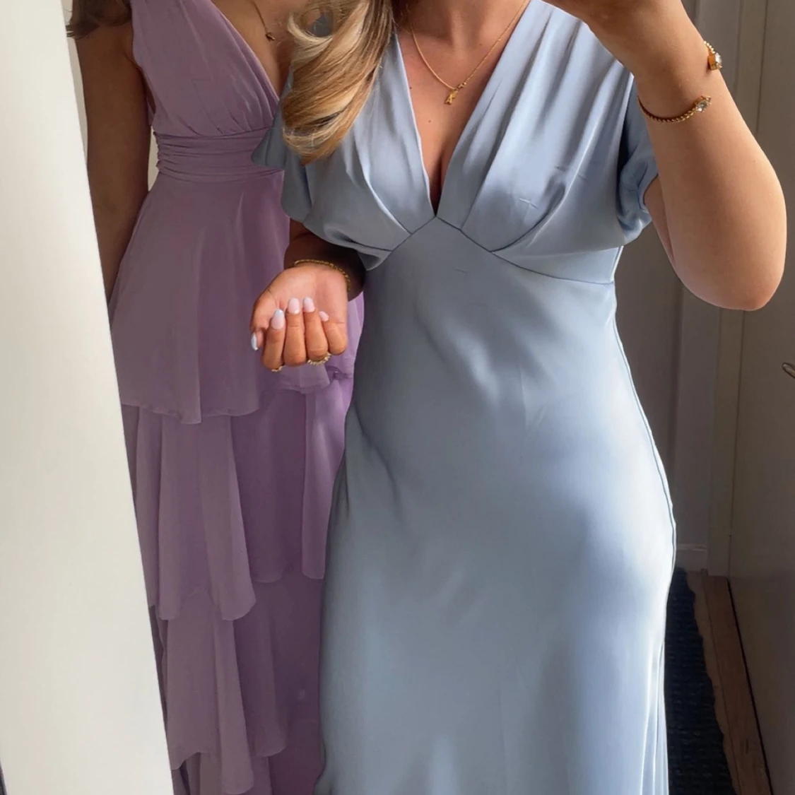 Ljusblå långklänning med v-ringning - 1