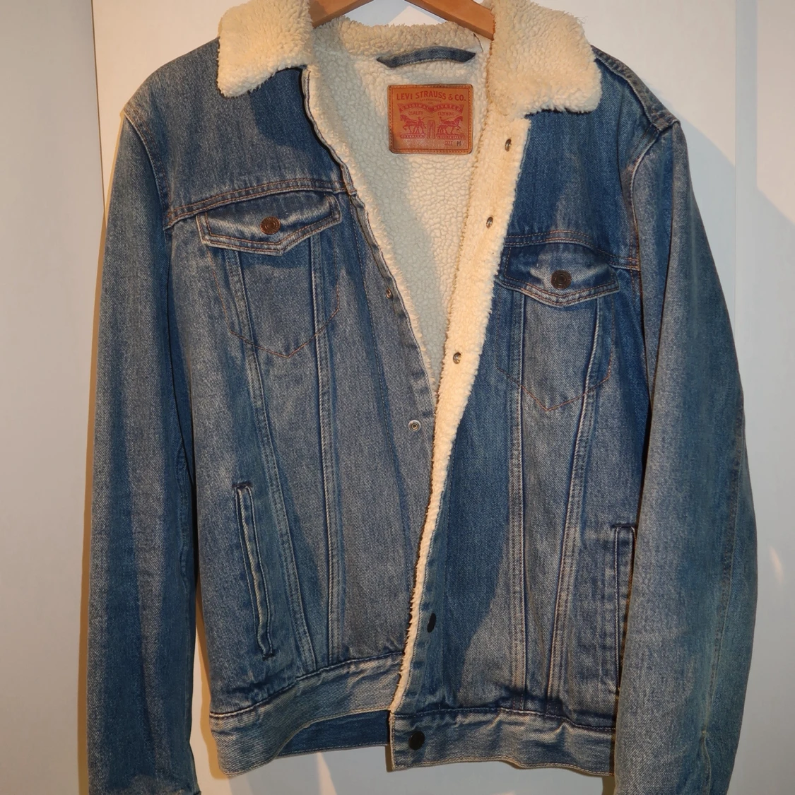 Blå jeansjacka med teddyfoder från Levi's