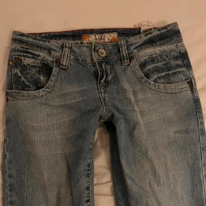 Lowwaist bootcut Jeans - Säljer dessa jätte fina ljus blåa jeans! Köpta på Vinted då dom var helt nya med prislapp❤️ använt de endast 1 gång så dom är som nya. Skulle säga att de är j storlek xs
