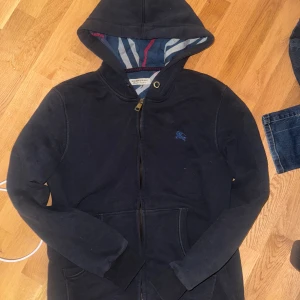 Burberry zip - Passar M/L, Lite missfärgning vid zipen men märker knappt. Om man tvättar är zippen bra för att resella. Priset är förhandlingsbart vid snabb affär🔥