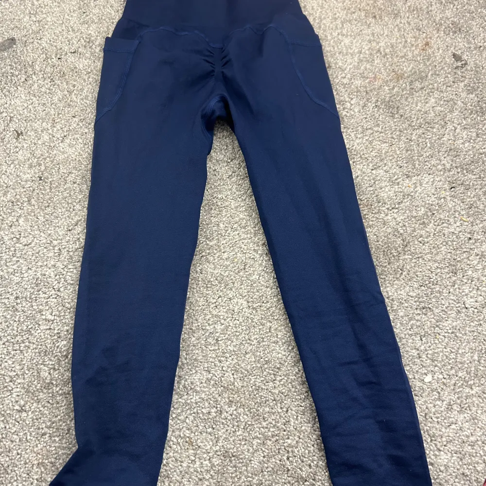 Säljer ett par marinblå leggings i stretchigt material. Aldrig andvända. Farkut & Housut.