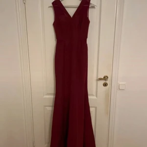 Vinröd långklänning från Çizgi - Elegant vinröd långklänning från Çizgi med v-ringning och ärmlös design. Säljer då den var för liten när den kom hem från vinted, använd fåtal gånger av den förra ägaren💞 Pris kan diskuteras vid snabb köp!