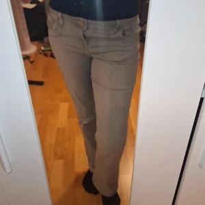 Ltb jeans - Säljer mina omsyda LTB jeans, original storlek är 42 men omsyda till typ 38💕 Pris kan alltid diskuteras💌 Jag är typ 170 Midjemått - 36 Innerbenslängd - 77