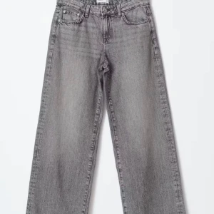 Grå jeans med raka ben - Snygga grå jeans med raka ben och klassisk femficksdesign. De har en hög midja och en stilren look som passar perfekt till vardags.